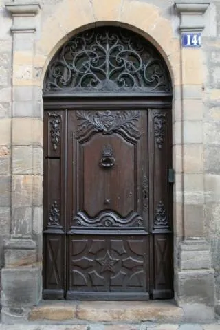 Image qui illustre: Visite guidée :  En poussant les portes de la cité