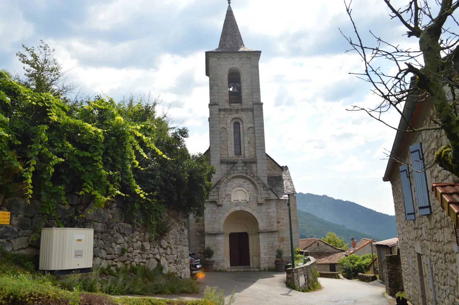 Image qui illustre: Eglise Sainte-madeleine De Planchamp à Pied-de-Borne - 0