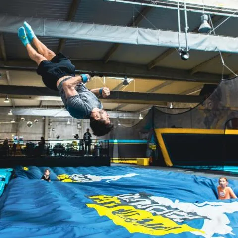 Image qui illustre: Trampoline Park You Jump Toulouse Sept Deniers