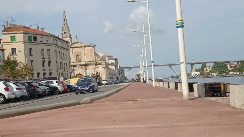 Image qui illustre: La Voie Verte De La Gare De Lavéra Vers Le Centre-ville