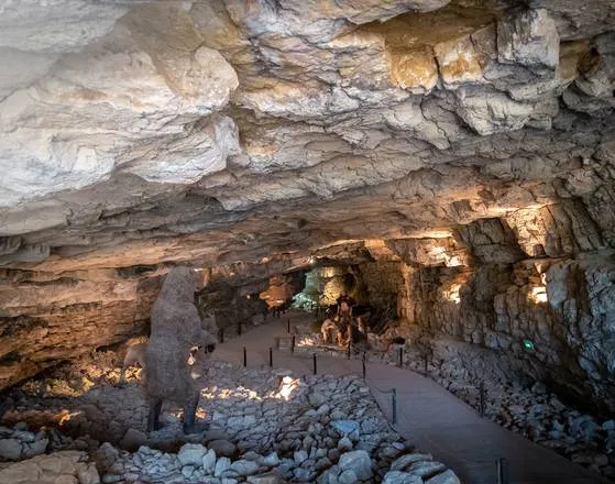 Image qui illustre: Grottes et musée