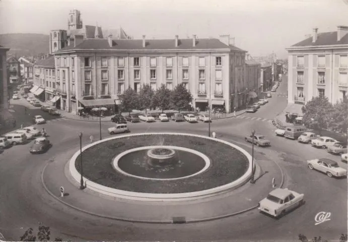 Image qui illustre: Place des Trois Évéchés