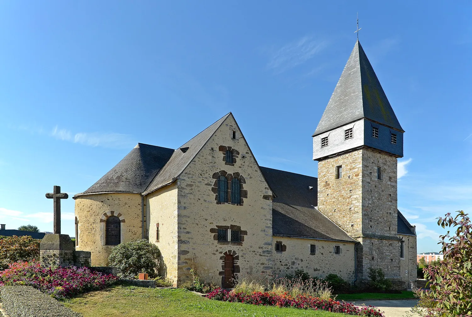 Image qui illustre: Eglise St-nicolas à Coulaines - 1