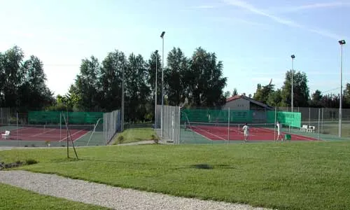 Image qui illustre: Court De Tennis à Lauzun - 1