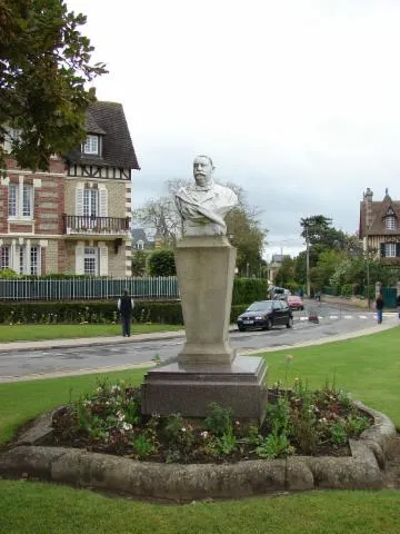 Image qui illustre: Statue de Charles Bertrand