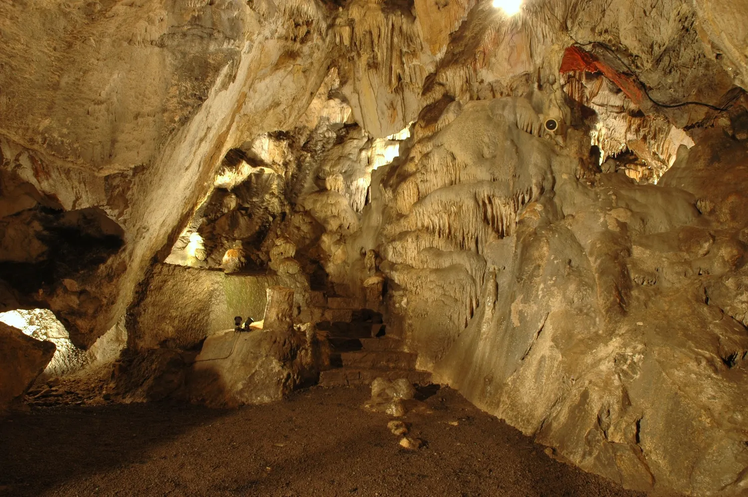 Image qui illustre: Découvrez une grotte originale lors d'une visite commentée à Fromelennes - 0