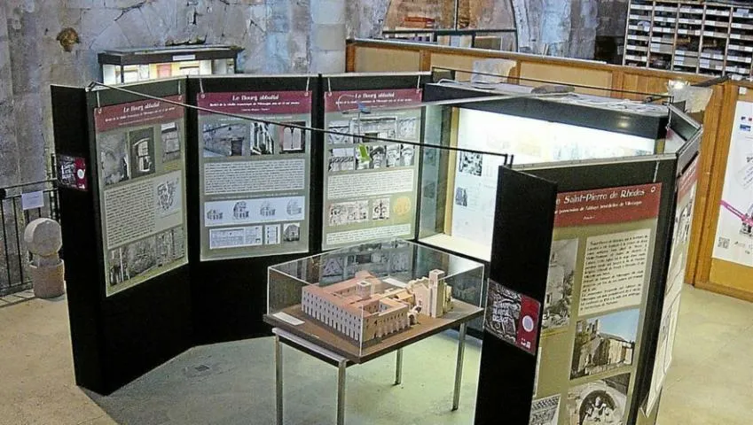 Image qui illustre: Exposition archéologique et visite du village abbatial des hauts cantons de l'Hérault