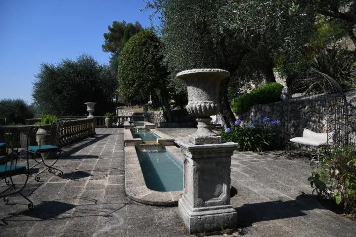 Image qui illustre: Visite guidée des jardins du Domaine de la Mouissone