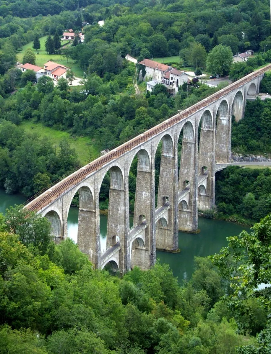 Image qui illustre: Viaduc de Cize-Bolozon