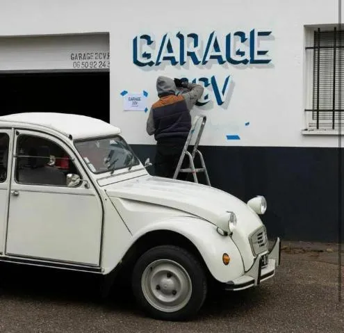 Image qui illustre: Rencontrez Jonathan Goldbronn à la foire aux vieux métiers