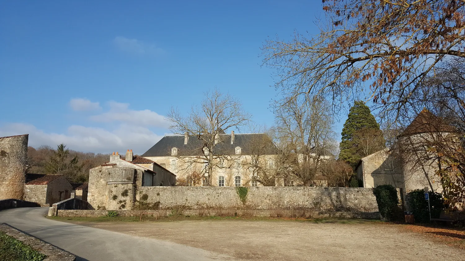 Image qui illustre: Visite des bâtiments monastiques de l'abbaye de Nouaillé à Nouaillé-Maupertuis - 0