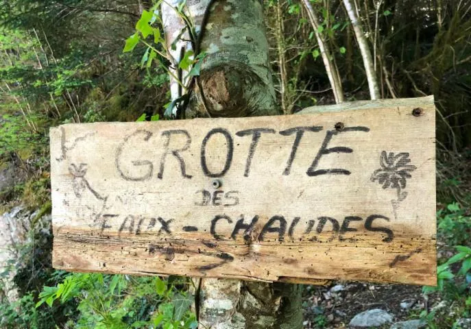 Image qui illustre: La Grotte des Eaux Chaudes