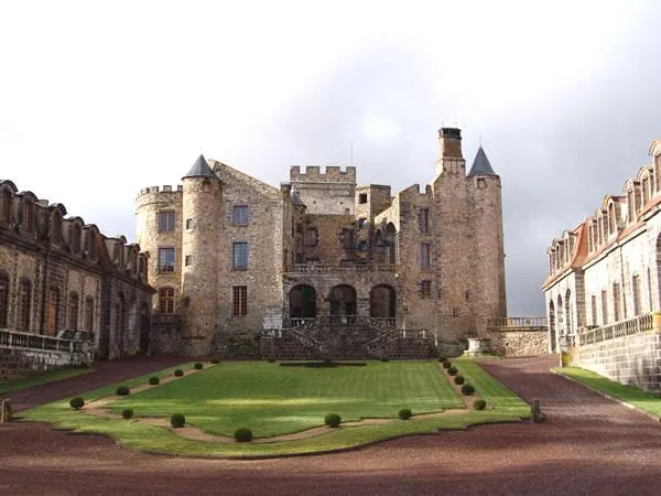 Image qui illustre: Château De Chazeron