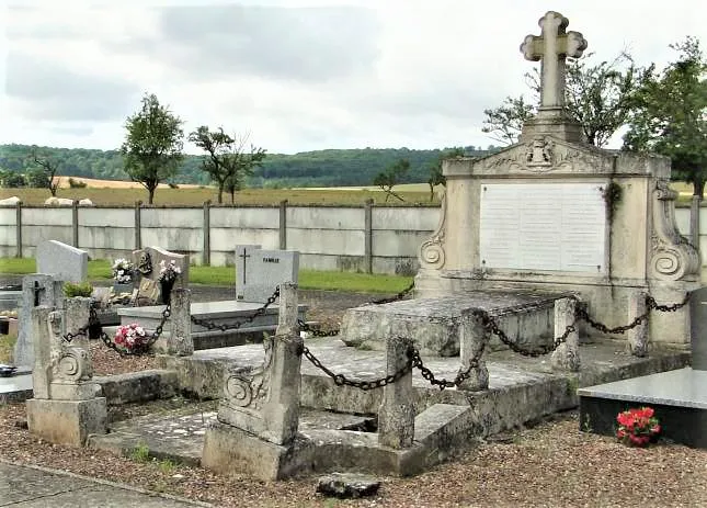 Image qui illustre: Monument funéraire des Montureux