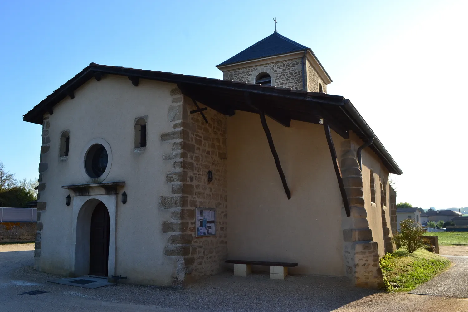 Image qui illustre: Église romane du village à Chavannes - 0