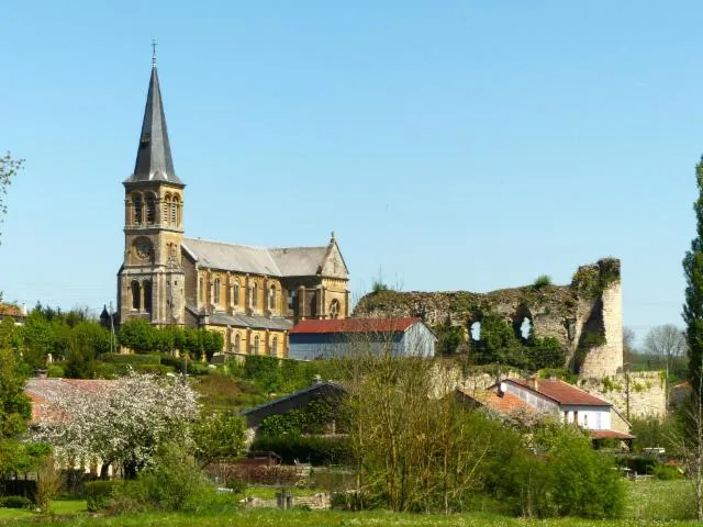 Image qui illustre: Visite libre d'une église et des ruines d'un château-fort