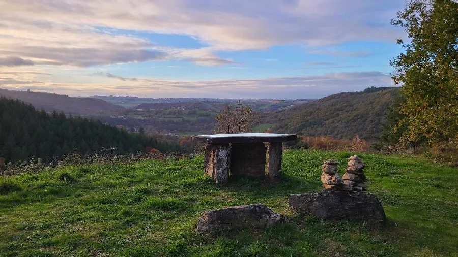 Image qui illustre: Point De Vue Et Table D'orientation à Prévinquières - 0