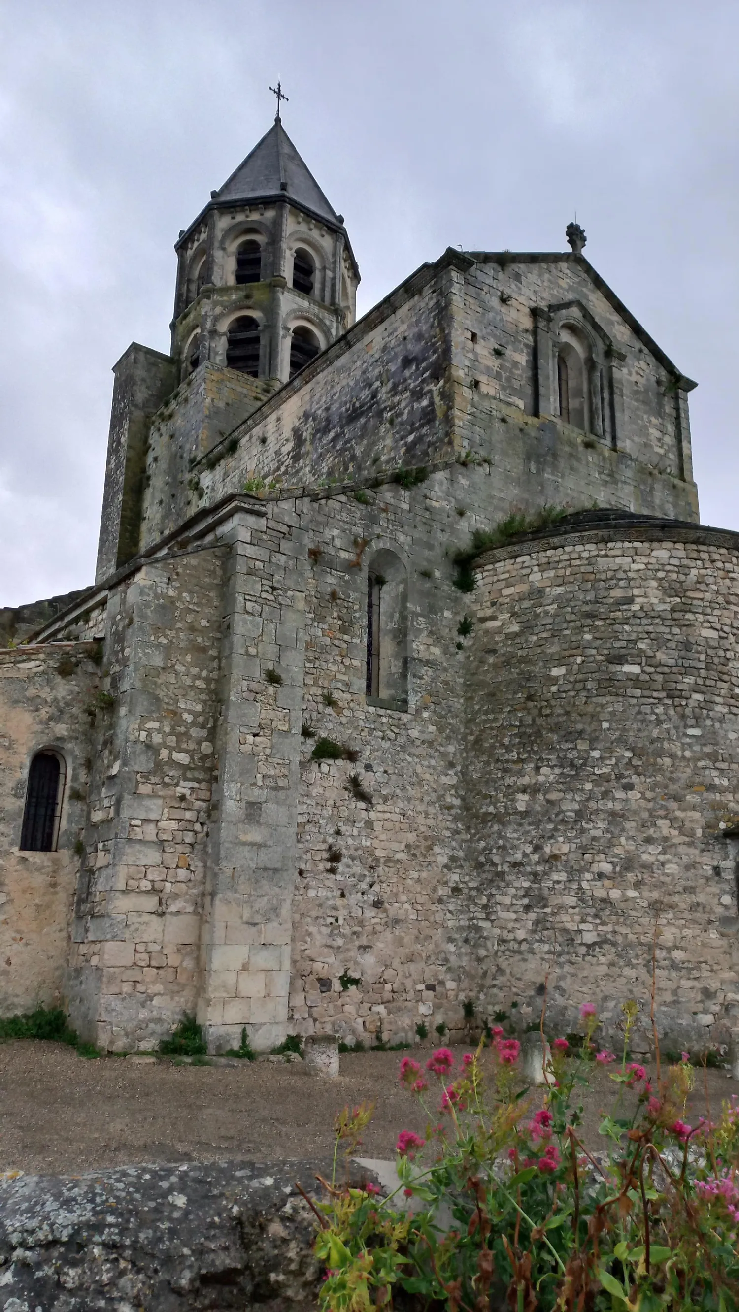 Image qui illustre: Eglise Romane à La Garde-Adhémar - 0