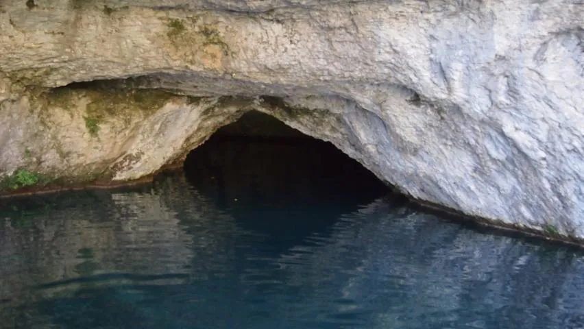 Image qui illustre: Le gouffre de Fontaine de Vaucluse