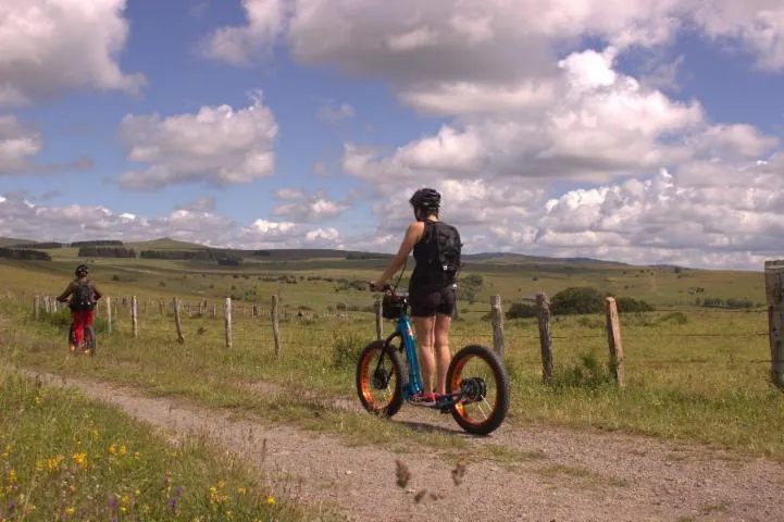 Image qui illustre: Randonnées En Trottinettes Tout-terrain Électriques