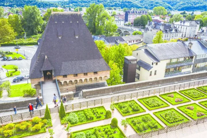 Image qui illustre: Ateliers découverte des jardins du Château de Pau