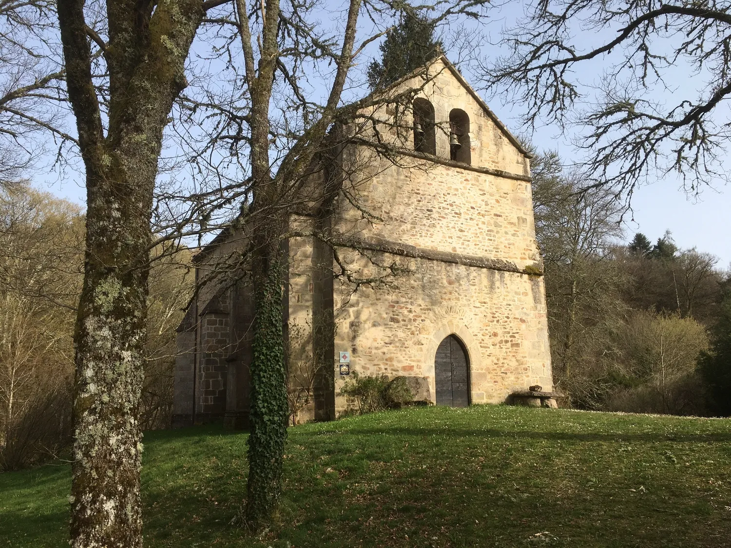Image qui illustre: Venez découvrir l'église de Saint-Priest-les-Vergnes à Sainte-Anne-Saint-Priest - 0