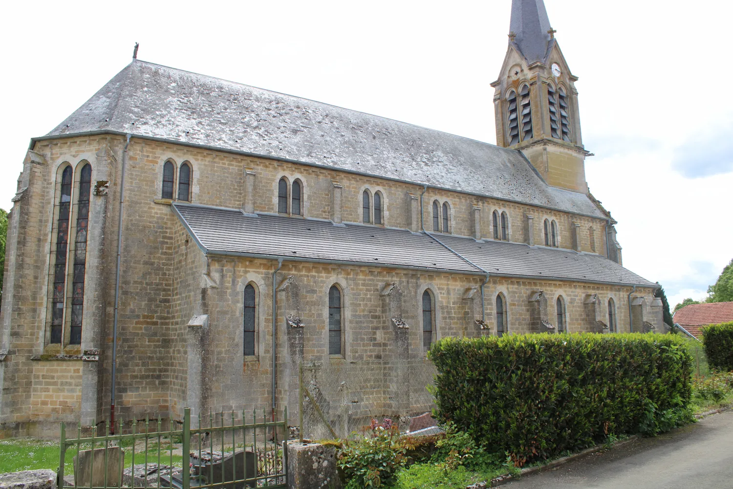 Image qui illustre: Eglise Saint-benigne De Saint-broingt-les-fosses à Saint-Broingt-les-Fosses - 0