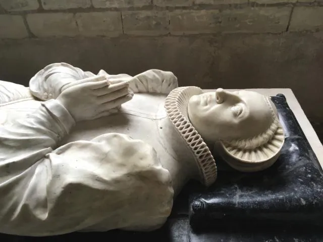 Image qui illustre: Découvrez un magnifique gisant dans une église romane