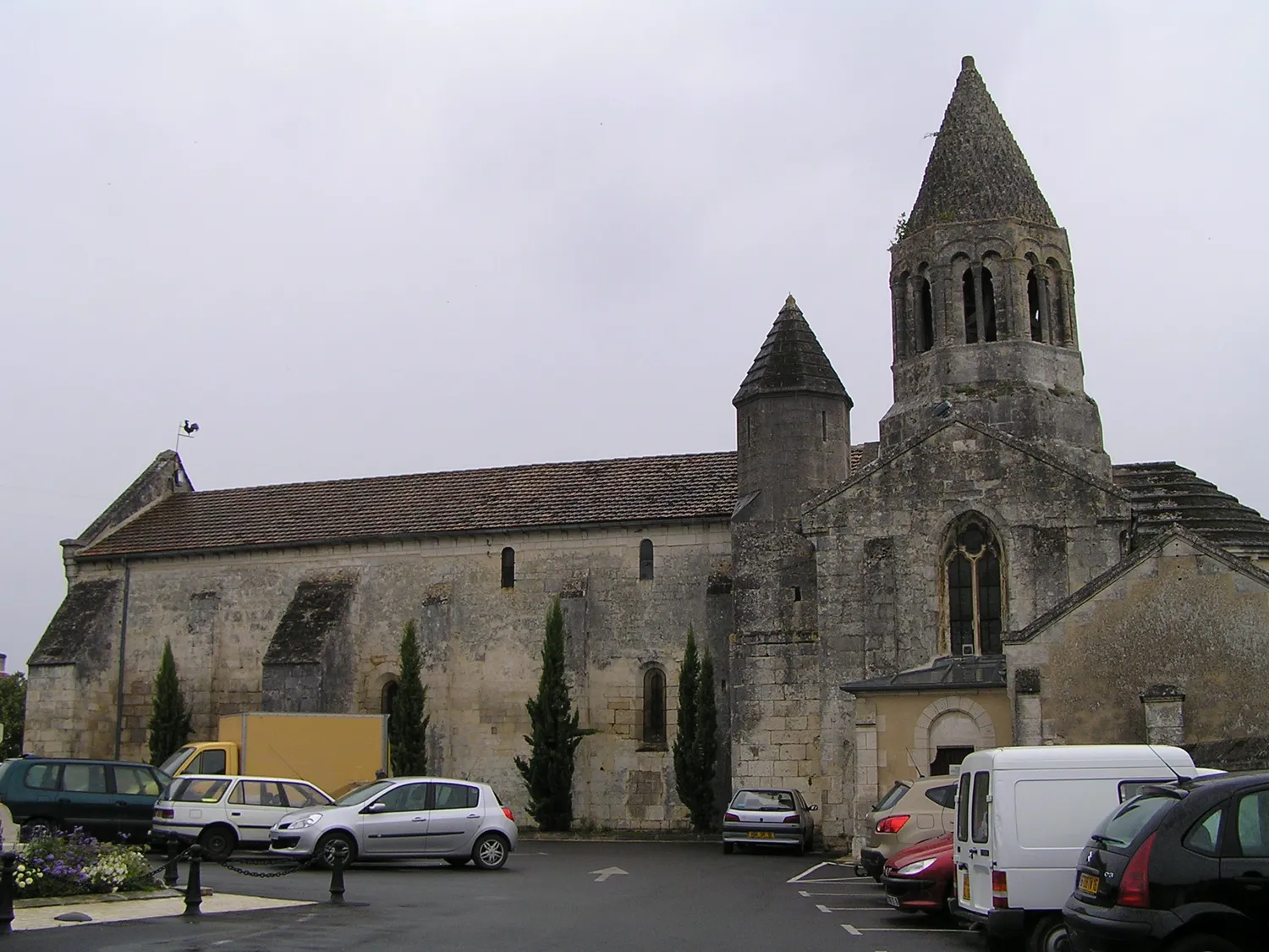 Image qui illustre: Eglise Saint-jean-baptiste De La Couronne à La Couronne - 0