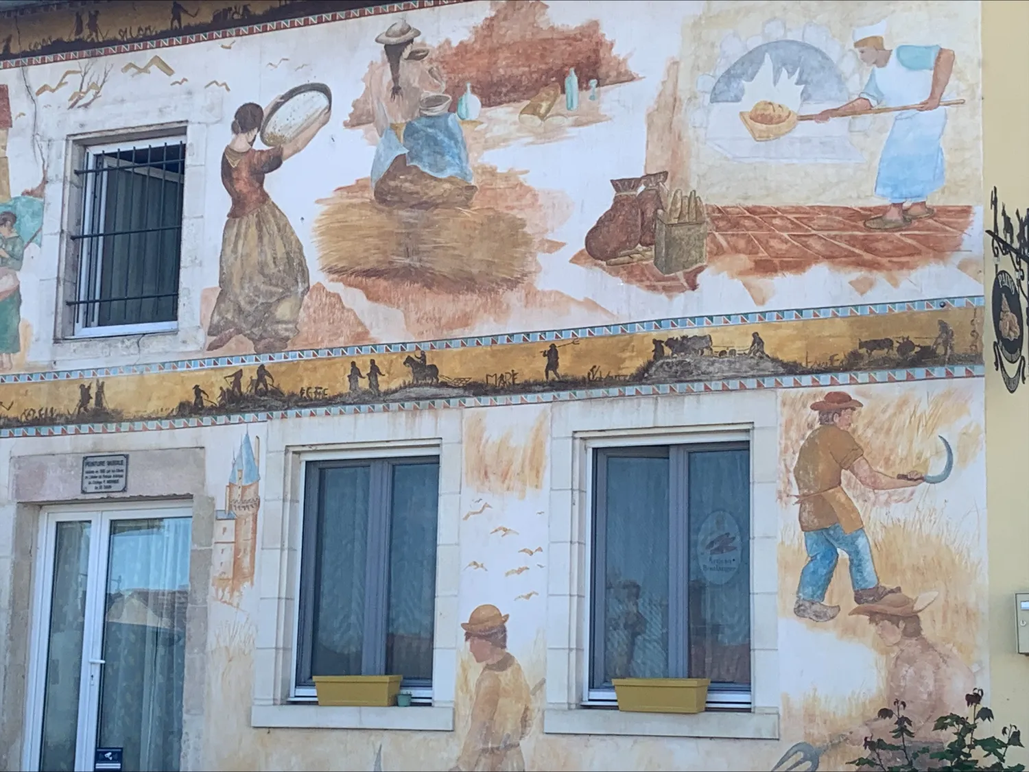 Image qui illustre: Les fresques de la boulangerie à Saint-Savin - 0