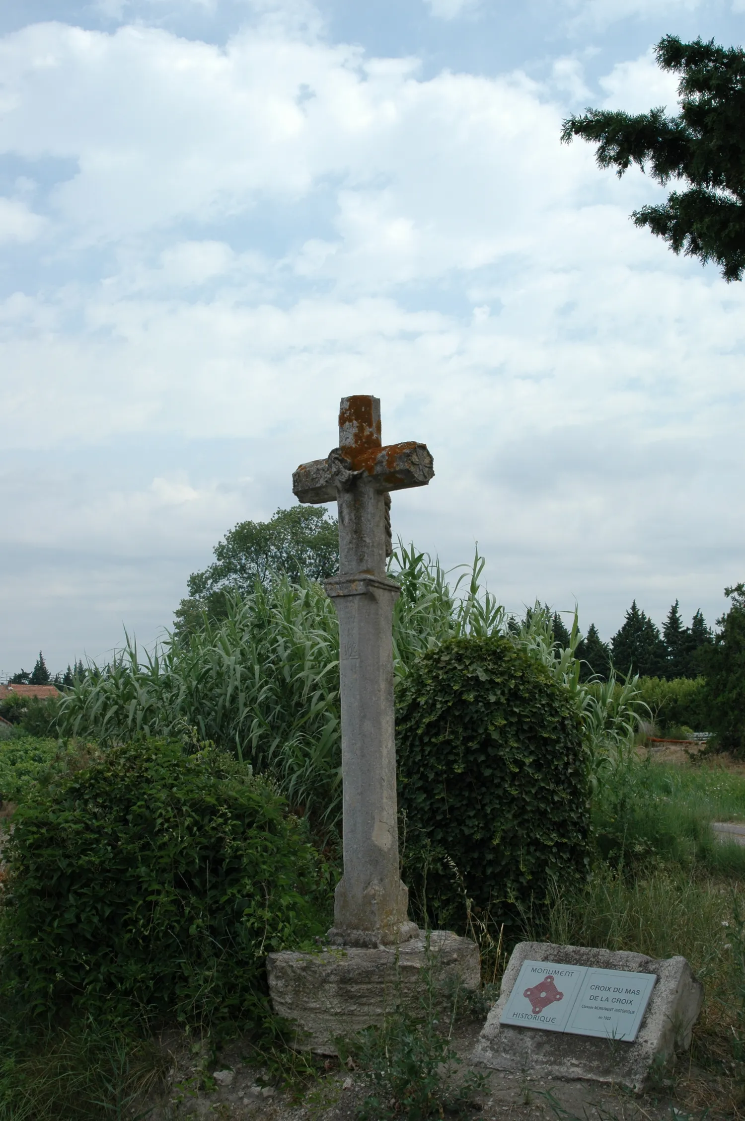 Image qui illustre: Croix du Mas de la Croix à Noves - 0