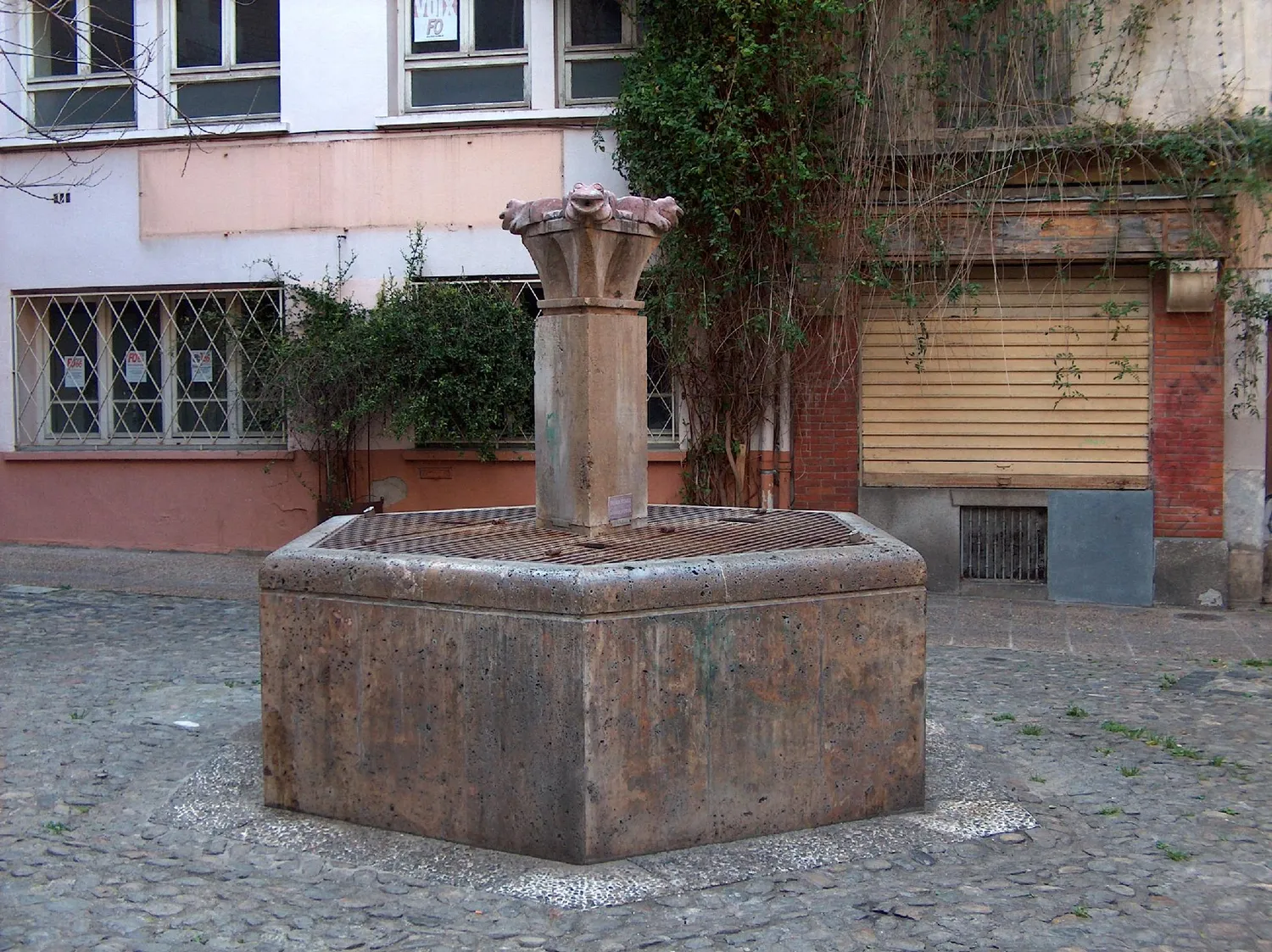 Image qui illustre: Fontaine aux grenouilles