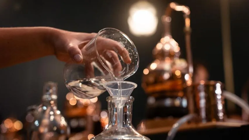 Image qui illustre: Distillez votre gin dans une bouteille de 70 cl