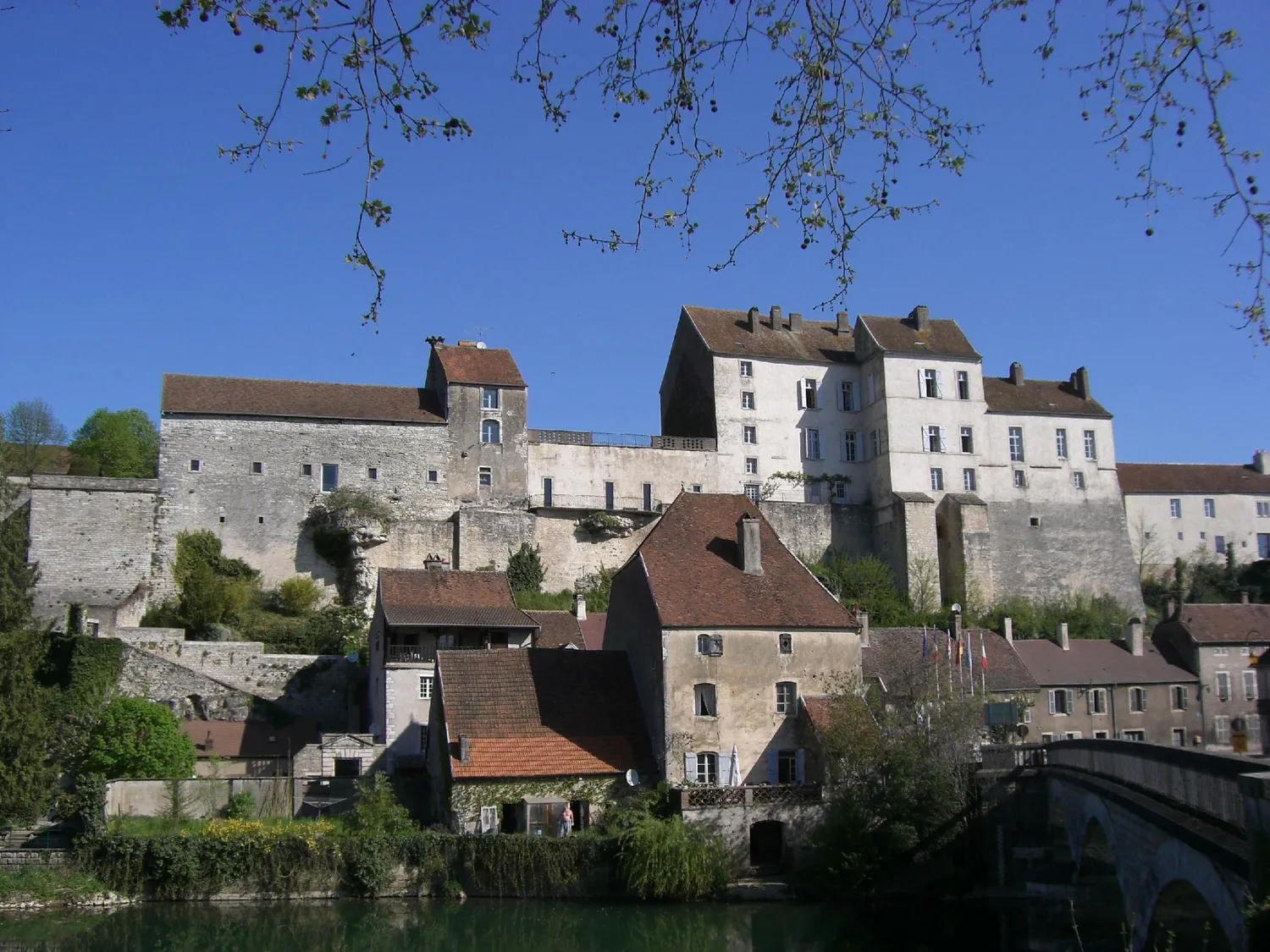 Image qui illustre: Château à Pesmes - 0