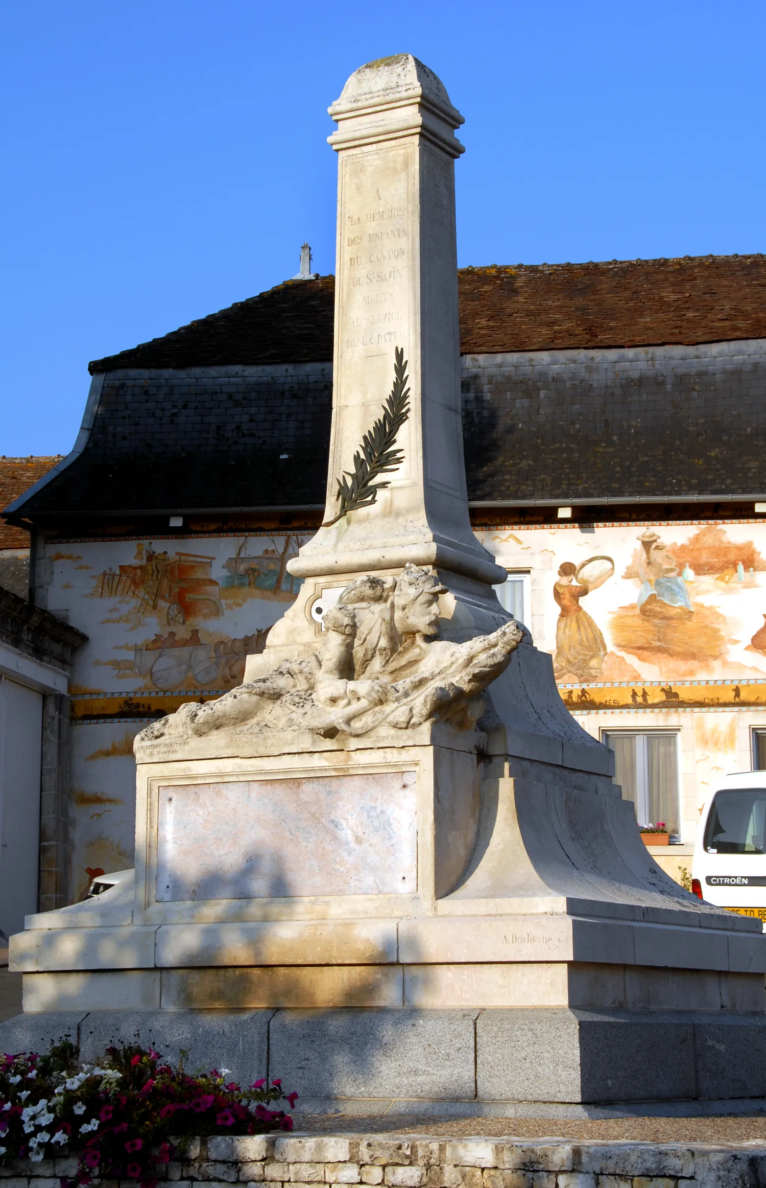 Image qui illustre: Le monument aux morts à Saint-Savin - 0