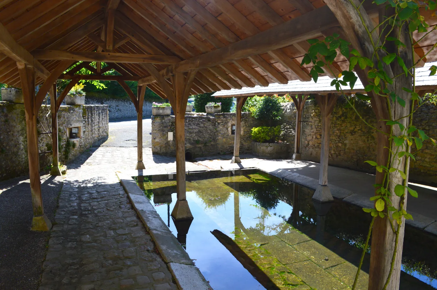 Image qui illustre: Lavoir de Huillé à Huillé-Lézigné - 0