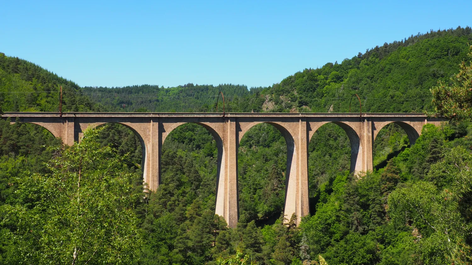Image qui illustre: Viaduc De L'enfer à Saint-Léger-de-Peyre - 0