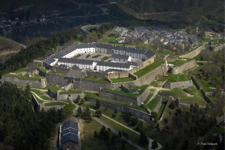 Image qui illustre: Laissez-vous guider dans la citadelle et ses fossés !