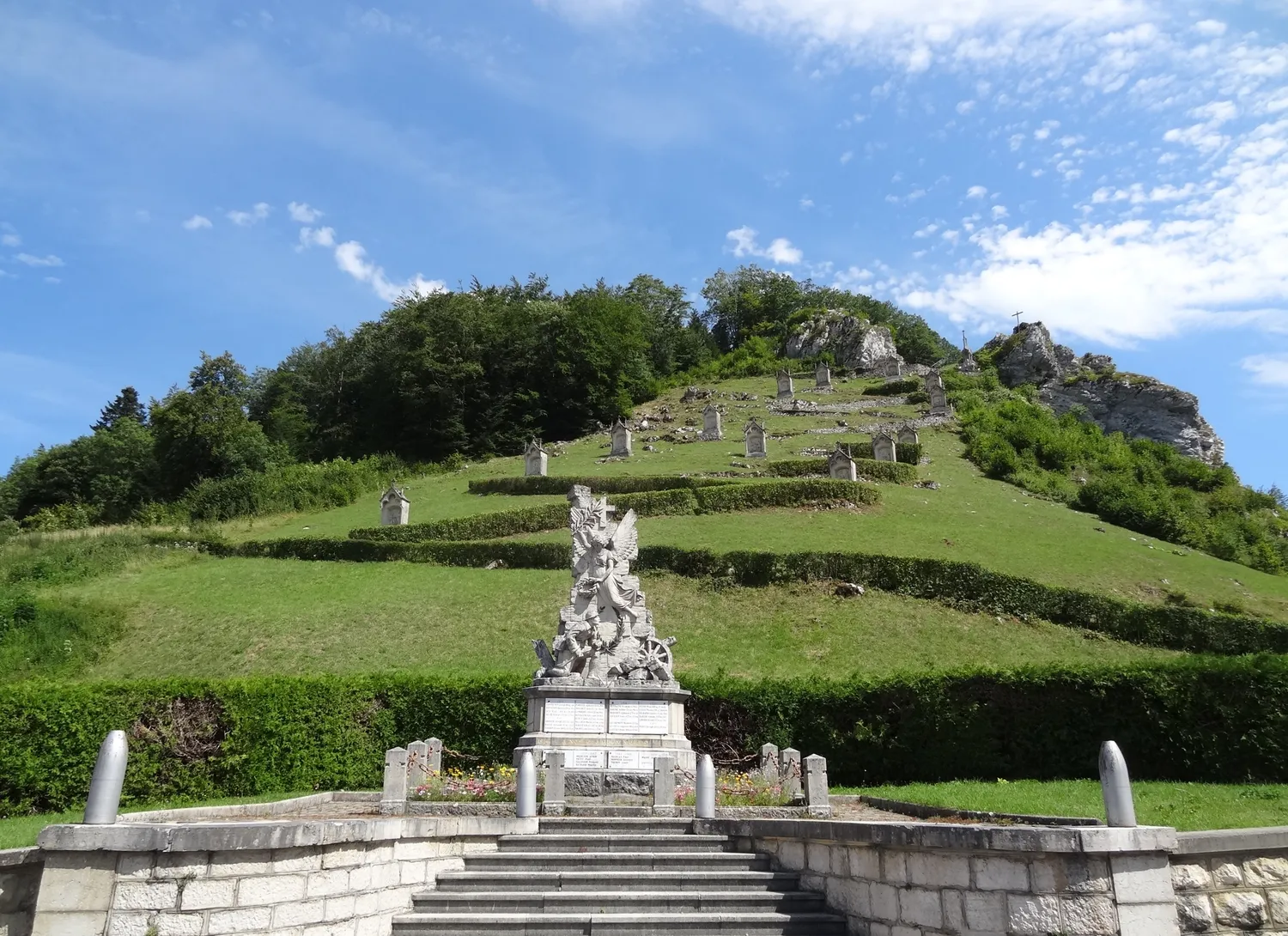 Image qui illustre: Mont-calvaire De Sombacour à Bians-les-Usiers - 0