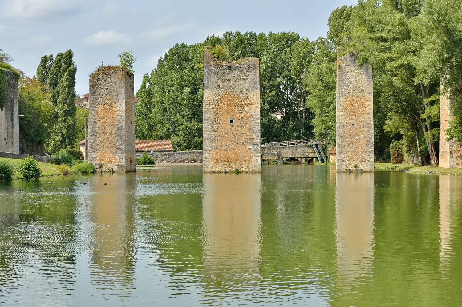 Image qui illustre:  Le château et les piles du pont à Lussac-les-Châteaux - 0