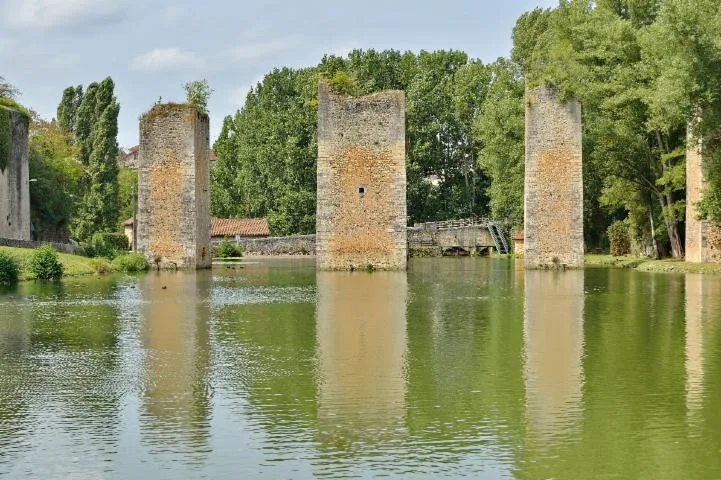 Image qui illustre:  Le château et les piles du pont