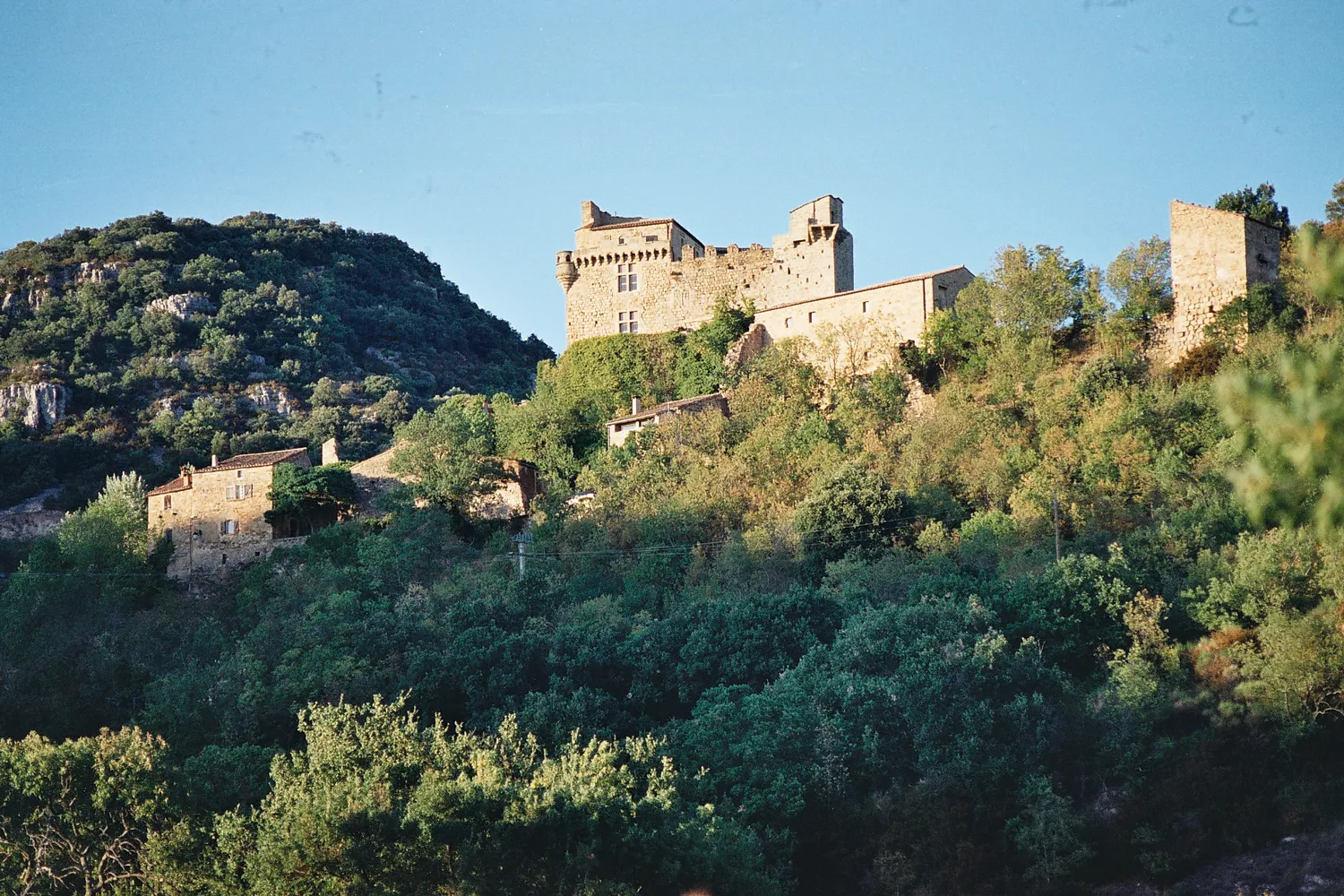 Image qui illustre: Chateau De Dio à Dio-et-Valquières - 1