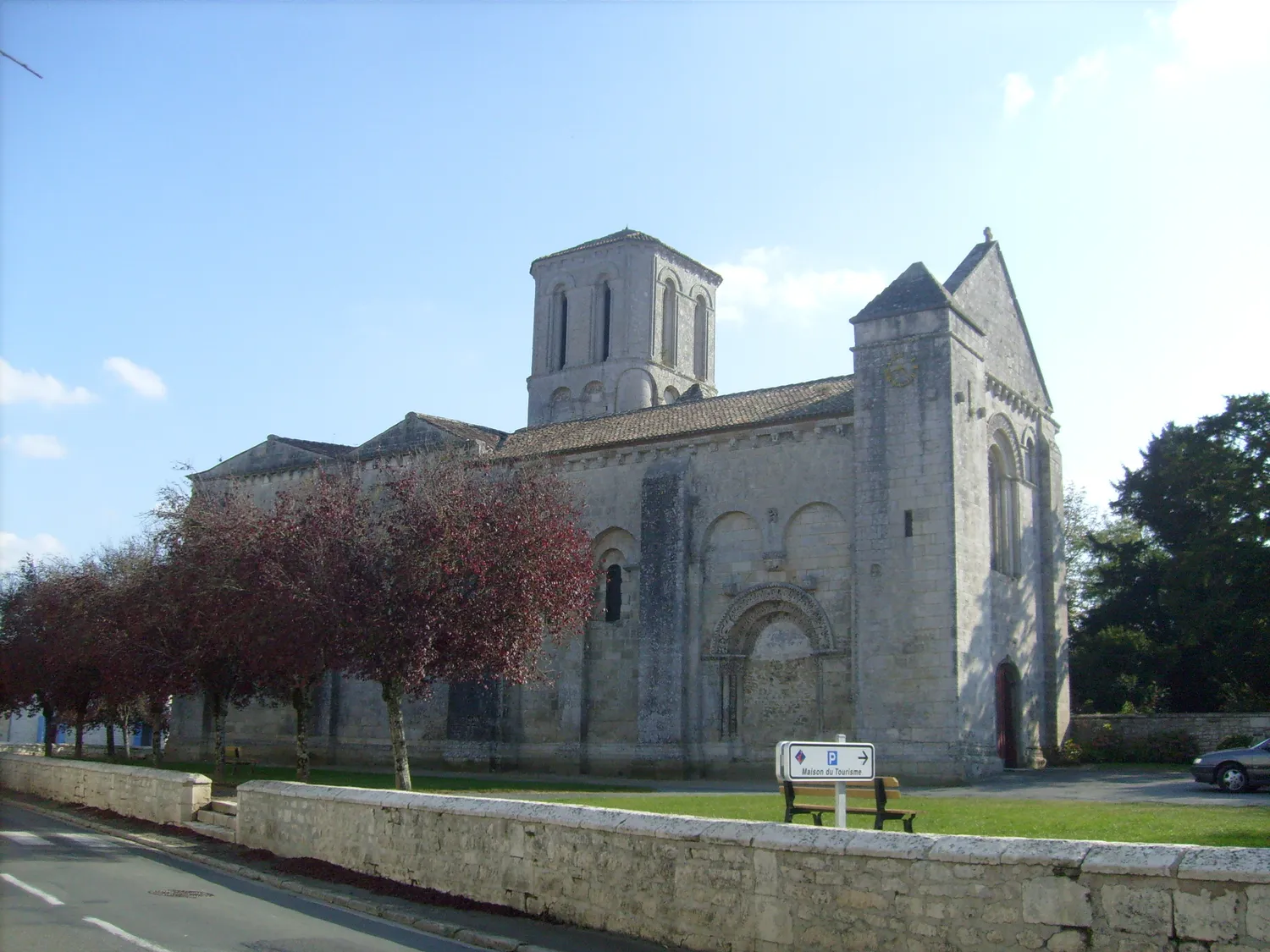 Image qui illustre: Église Saint-andré De Champagne à Champagne - 0