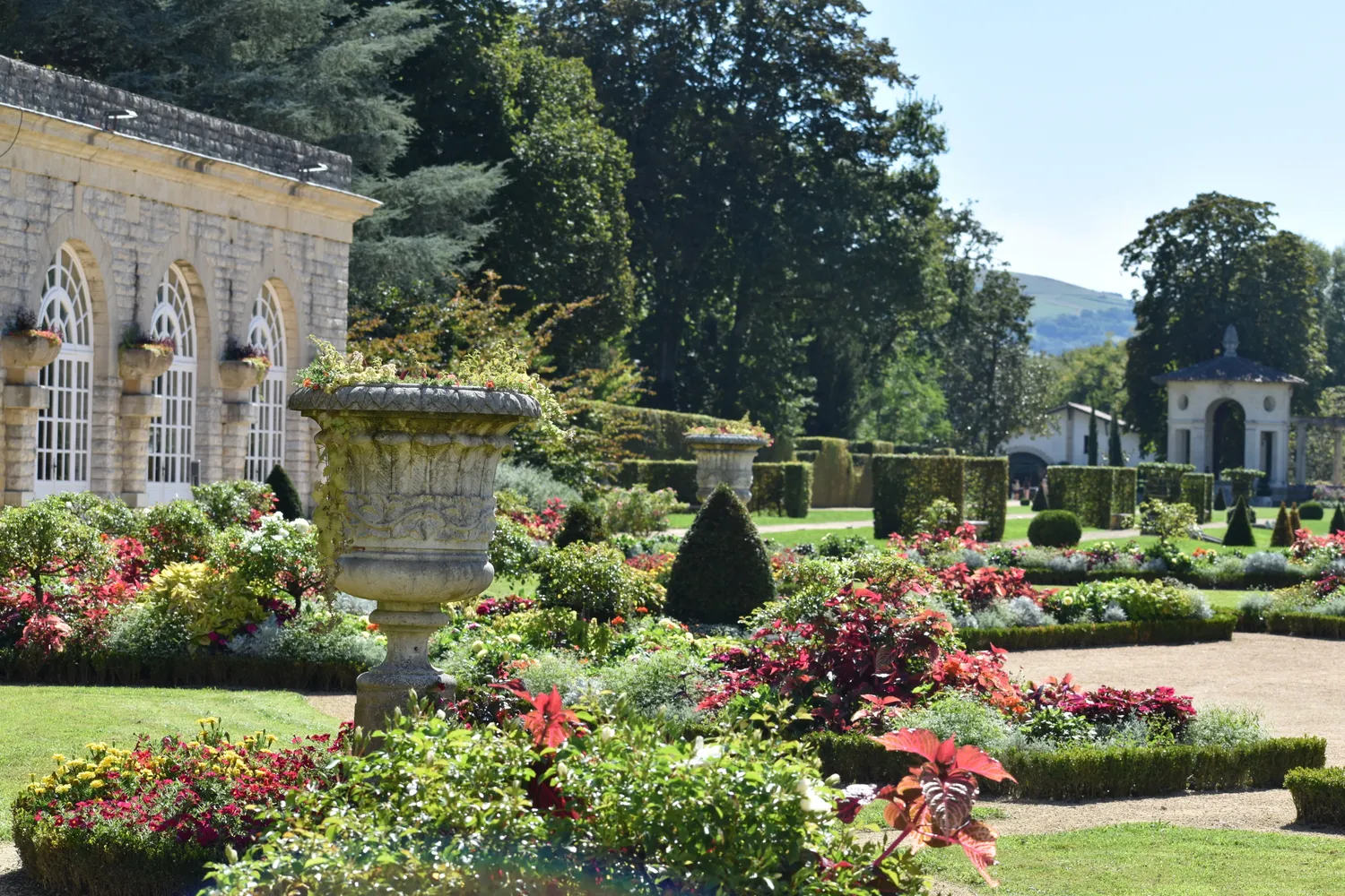Image qui illustre: Visite des jardins d'Arnaga par le chef jardinier du domaine à Cambo-les-Bains - 0