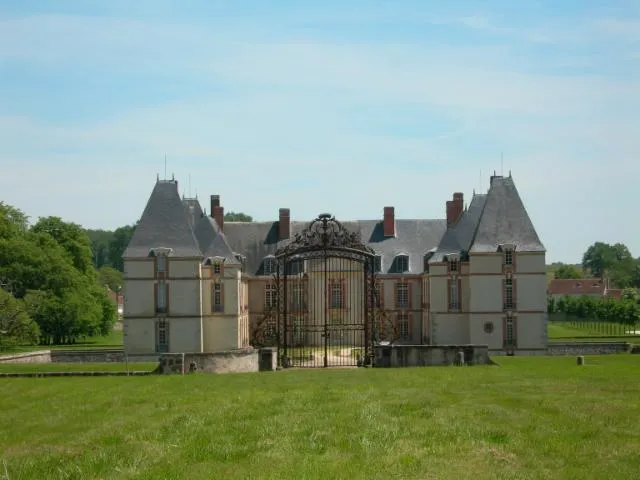 Image qui illustre: Château De Réveillon