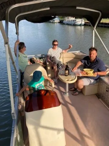 Image qui illustre: Bateau Promenade - Embarquez Sur Nos Croisières Sur Le Canal Latéral À La Loire - Halte Nautique Du Guétin - Cuffy