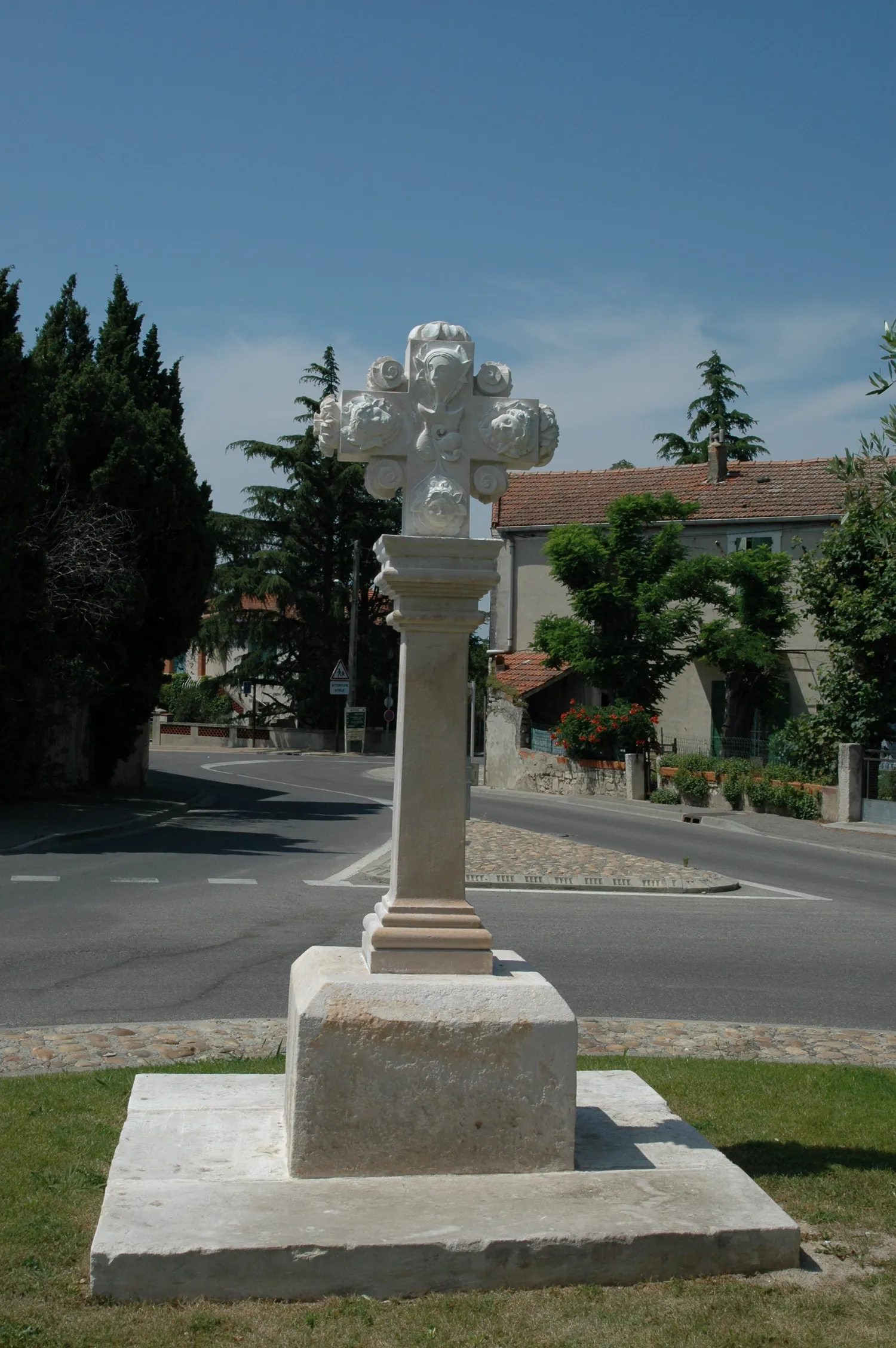 Image qui illustre: Croix Roumieu à Eyragues - 0