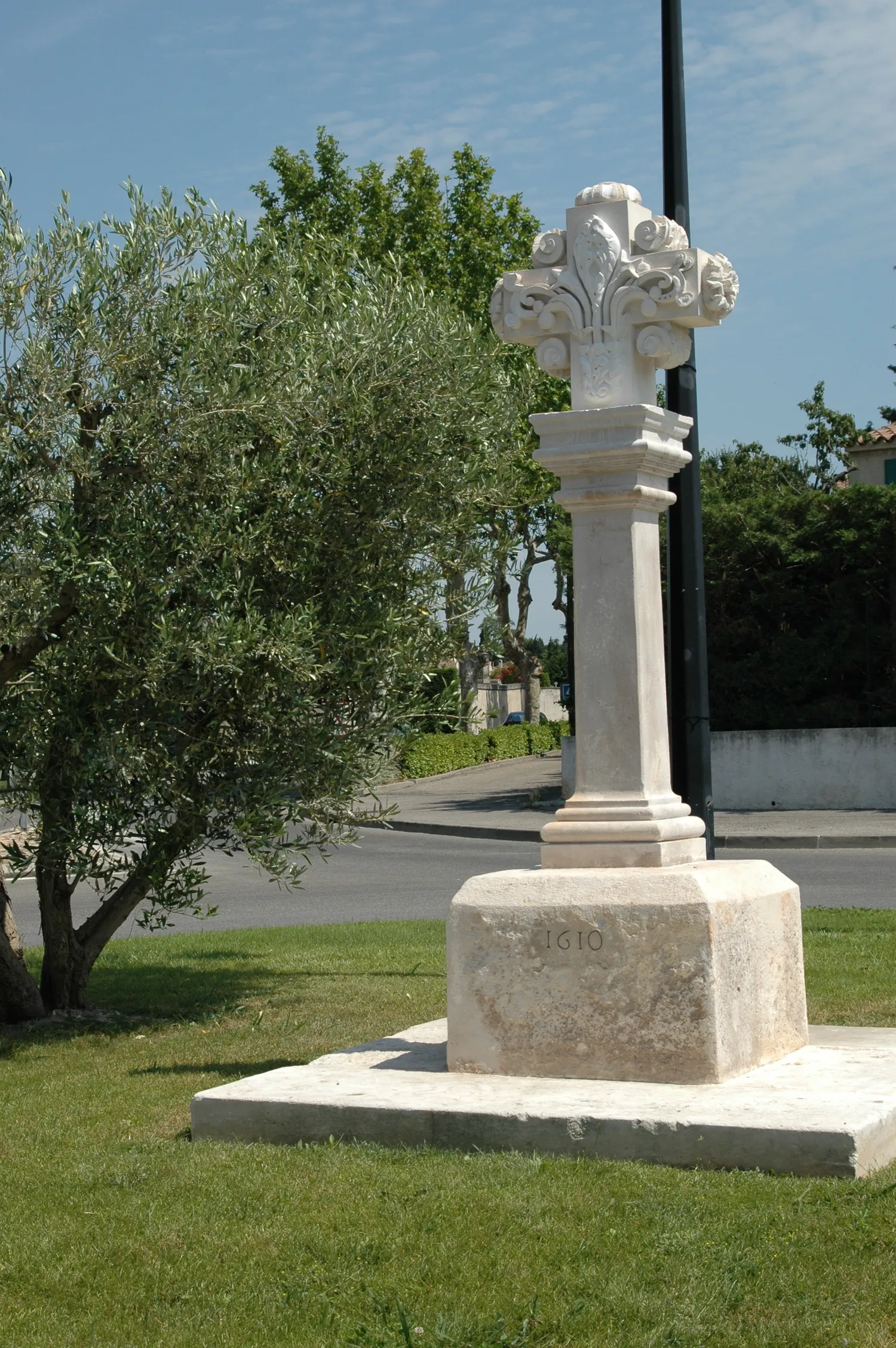 Image qui illustre: Croix Roumieu à Eyragues - 1