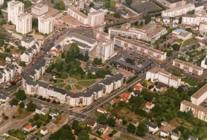 Image qui illustre: Exposition 1980-1995 : Joué-lès-Tours, une ville qui rayonne