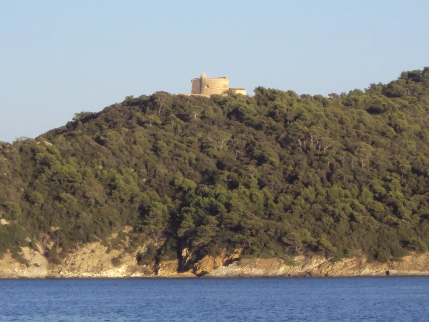 Image qui illustre: Fort De L'estissac à Hyères - 0